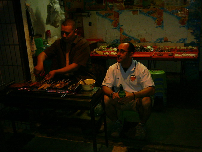 el groumet prepara los aperitivos antes de la corrida.jpg